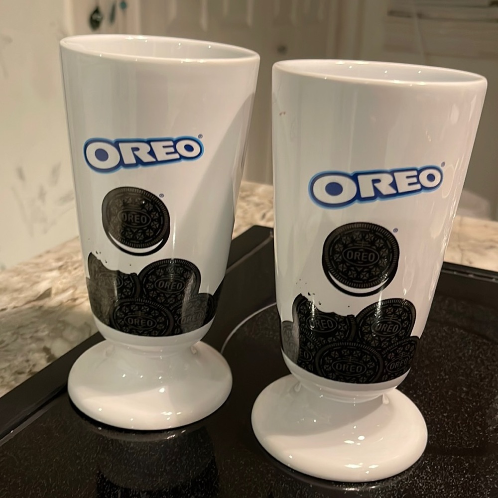 Pair of OREO COOKIE MUGS. EXCELLENT CONDITION. Perfect for Dunkin’ cookies!
